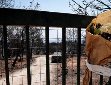 Λουλούδια στη μνήμη των ανθρώπων που έχασαν τη ζωή τους αφήνουν στο οικόπεδο δικοί τους άνθρωποι (φωτο)